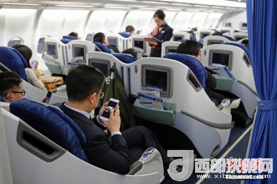 在東航MU5137航班上，旅客全程在飛行模式下可以使用手機。殷立勤 攝