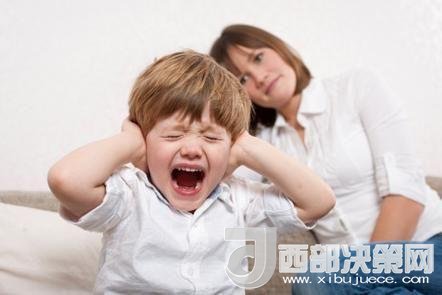 這時(shí)孩子可能會(huì)一直哭，甚至觀察父母的反應(yīng)。父母這時(shí)候可以讓他哭，哭累了自然就會(huì)停下，要讓孩子明白“鬧起來(lái)沒(méi)道理我不會(huì)心疼你”。