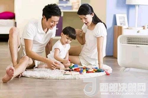 兒童時(shí)期，孩子好奇心強(qiáng)，喜歡“打破砂鍋問(wèn)到底”、“探究性拆東西”、“自言自語(yǔ)做游戲”。這些聽(tīng)似好笑，看似頑皮的言行舉止，恰恰就是孩子創(chuàng)造火花的閃現(xiàn)。心理學(xué)家鄧斯克認(rèn)為，小孩子在游戲中的“假裝”會(huì)大大促進(jìn)他們的發(fā)散思維。