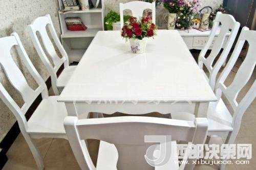 喜歡白色餐桌 但椅子該如何搭配？