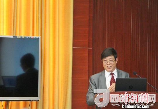 圖為中南大學(xué)教授歐陽友權(quán)在現(xiàn)場(chǎng)作了題為“我國文化產(chǎn)業(yè)發(fā)展的三大拐點(diǎn)與高校的責(zé)任”報(bào)告?!≮w曉 攝 圖為中南大學(xué)教授歐陽友權(quán)在現(xiàn)場(chǎng)作了題為“我國文化產(chǎn)業(yè)發(fā)展的三大拐點(diǎn)與高校的責(zé)任”報(bào)告?!≮w曉 攝