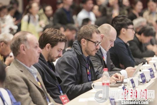 河北工業(yè)設計創(chuàng)新中心(以下簡稱HIDC)啟動儀式暨“設計促轉型·創(chuàng)新贏未來”國際工業(yè)設計工作坊26日在河北省省會石家莊市舉行。圖為與會各國設計師?！⌒ば?攝