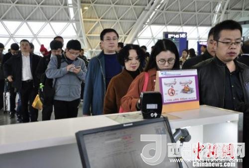 圖為旅客等待進(jìn)入客艙。　呂俊明 攝