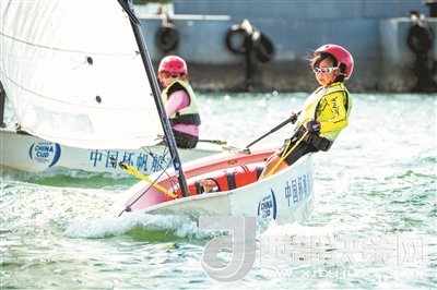 青島市北區(qū)立新小學(xué)學(xué)生參加2017年中國(guó)杯青少年帆船OP項(xiàng)目比賽。孫軍/攝