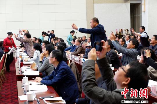 圖為與會(huì)嘉賓認(rèn)真聽取專家演講?！±铍h 攝