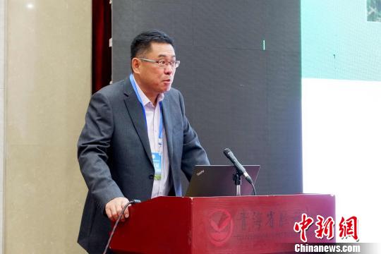 圖為青海省農(nóng)林科學(xué)院副院長、國家大麥青稞產(chǎn)業(yè)技術(shù)體系崗位科學(xué)家遲德釗正在發(fā)言?！±铍h 攝