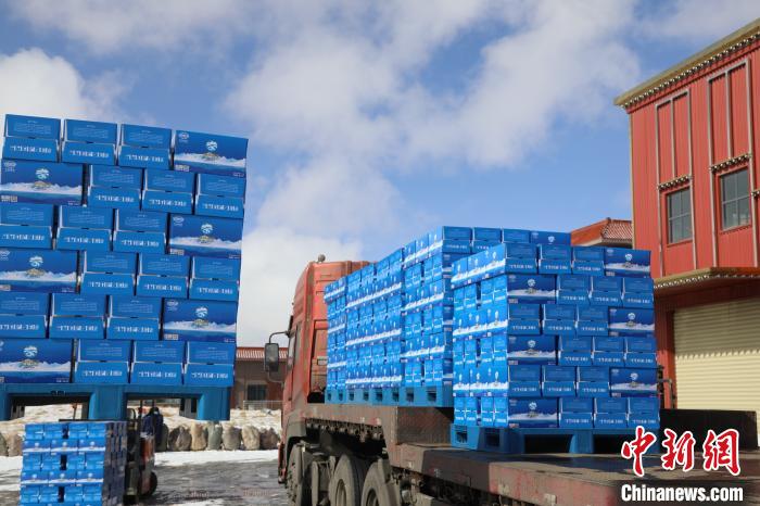 圖為當雄的冰川礦泉水裝車，即將發(fā)往湖北?！‘斝劭h 供圖 攝