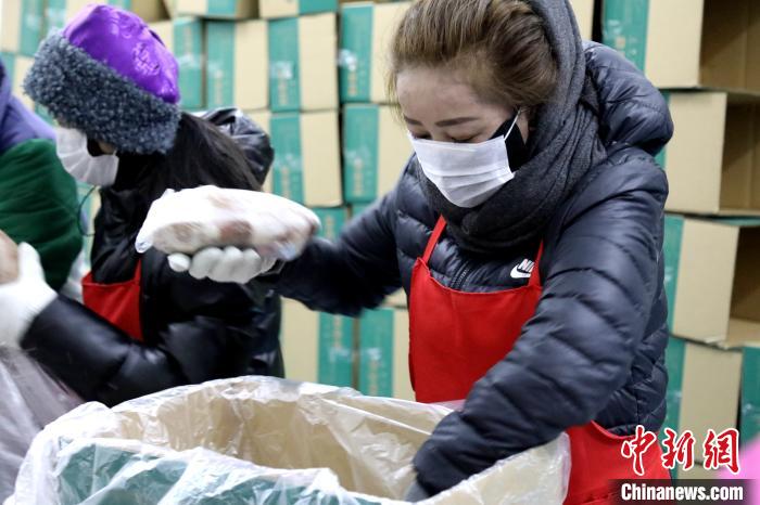 當雄縣民眾將牦牛肉裝箱?！‘斝劭h 供圖 攝