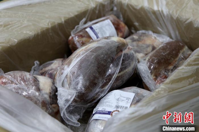當雄縣援鄂物資中的牦牛肉，圖中的為腱子肉，是牦牛肉中的“極品”。　當雄縣 供圖 攝