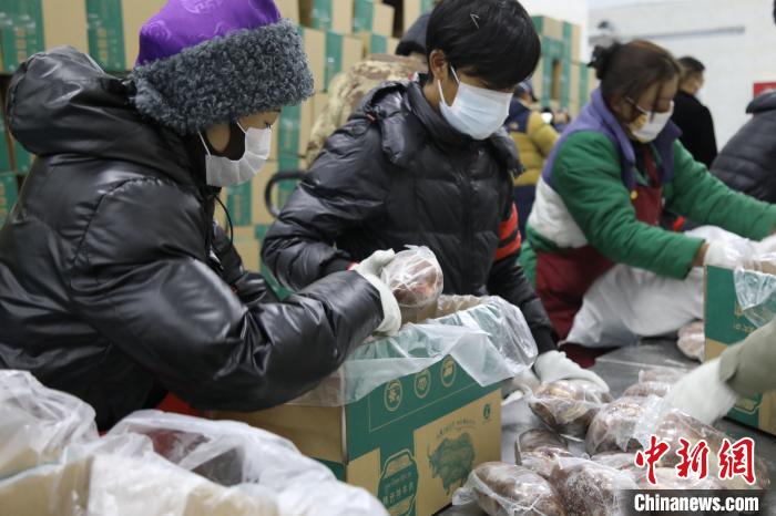 當雄縣民眾打包當?shù)氐奶禺a(chǎn)，“有身份證”牦牛肉?！‘斝劭h 供圖 攝