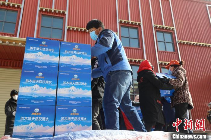 西藏當雄給湖北荊州送去冰川礦泉水、牦牛肉等物資