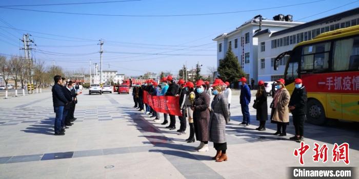 圖為甘肅禮縣，歡送首批乘“專車”赴浙江的務(wù)工人員。(資料圖) 田瑞萍 攝