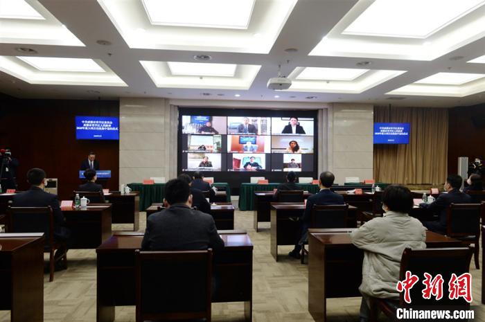 青羊區(qū)2020年重大項(xiàng)目在線集中簽約儀式現(xiàn)場(chǎng)。青羊區(qū)委宣傳部供圖