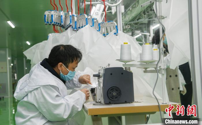 工人生產(chǎn)防護(hù)服，保障抗疫物資供應(yīng)。廣安市委宣傳部供圖