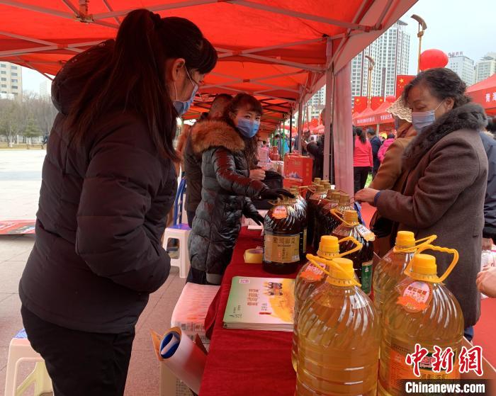 圖為市民們正在采購(gòu)商品。　孫睿 攝