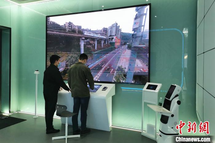 圖為重慶聯(lián)通工作人員在禮嘉智慧公園·5G體驗館調試5G+VR360度全景直播。兩江產(chǎn)業(yè)集團 供圖