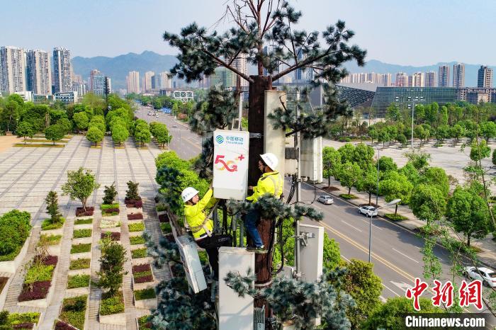 圖為重慶移動工作人員正在安裝5G基站。重慶移動 供圖