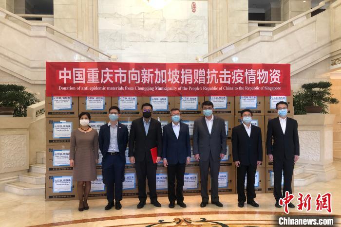 圖為捐贈方與接收方代表合影留念?！⑾嗔?攝