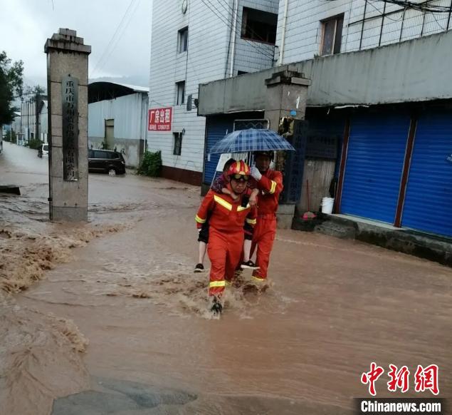 圖為消防救援人員營救被困民眾。　重慶萬州區(qū)委宣傳部供圖 攝