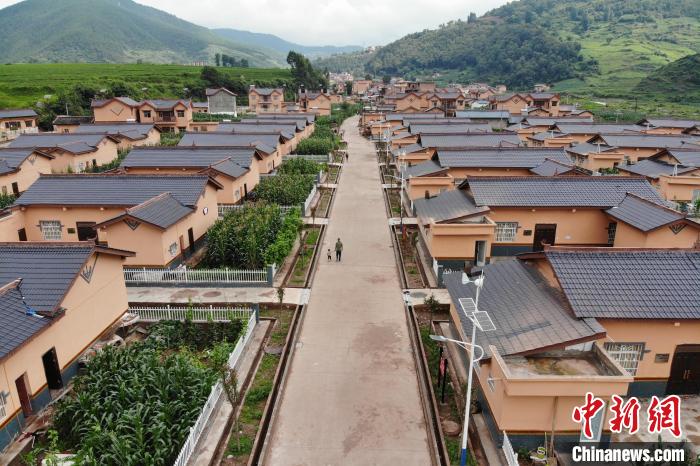 平坦的水泥路從村民居住區(qū)穿過?！埨?攝
