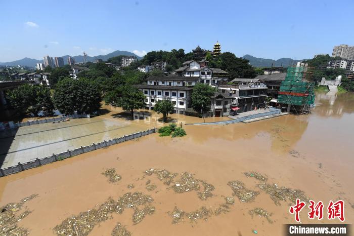 圖為7月27日，嘉陵江重慶段水位持續(xù)上漲，千年古鎮(zhèn)磁器口低洼段已被洪水淹沒(méi)?！￡惓?攝