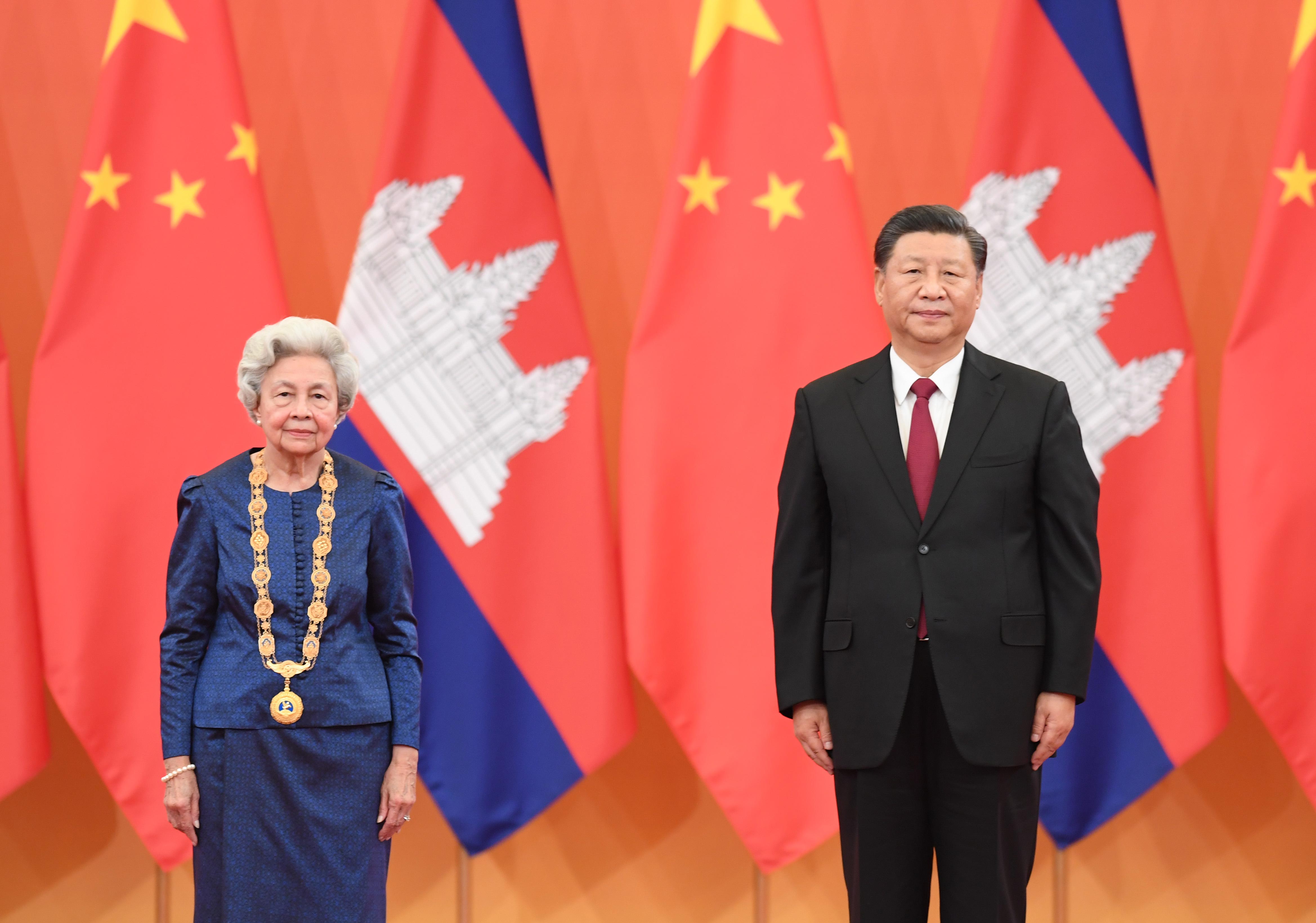11月6日，國(guó)家主席習(xí)近平在北京人民大會(huì)堂為柬埔寨太后莫尼列舉行中華人民共和國(guó)“友誼勛章”頒授儀式。