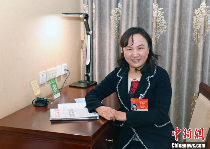 全國人大代表，浙江省臺州市椒江區(qū)大陳實(shí)驗學(xué)校校長、黨支部書記翁麗芬 蔡榮章 攝