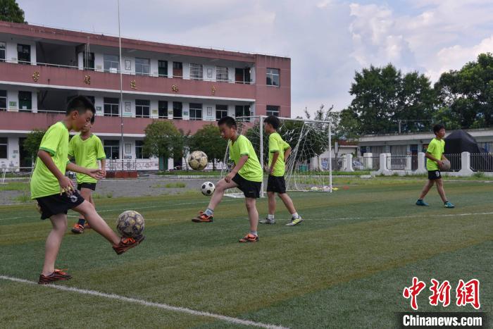 人大代表呼吁篩查防控青少年頸椎、脊柱等健康問題