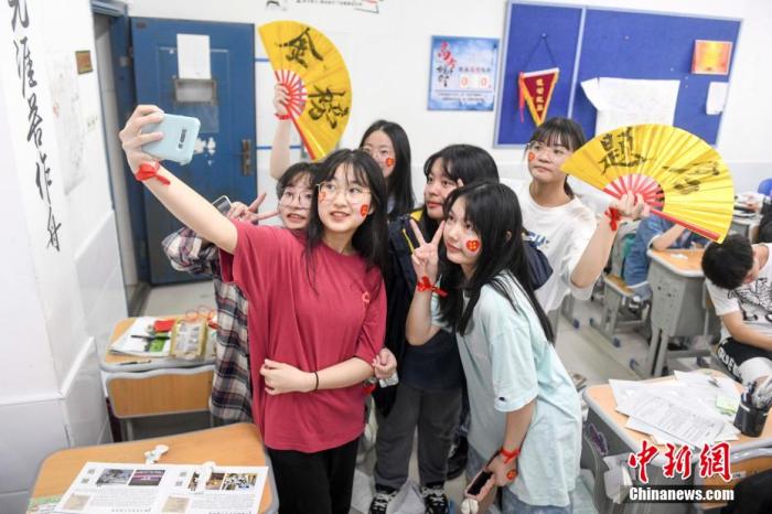 資料圖：6月6日，2021年高考前夕，湖南長沙同升湖實驗學校高三年級，考生們在教室內(nèi)合影。 楊華峰 攝