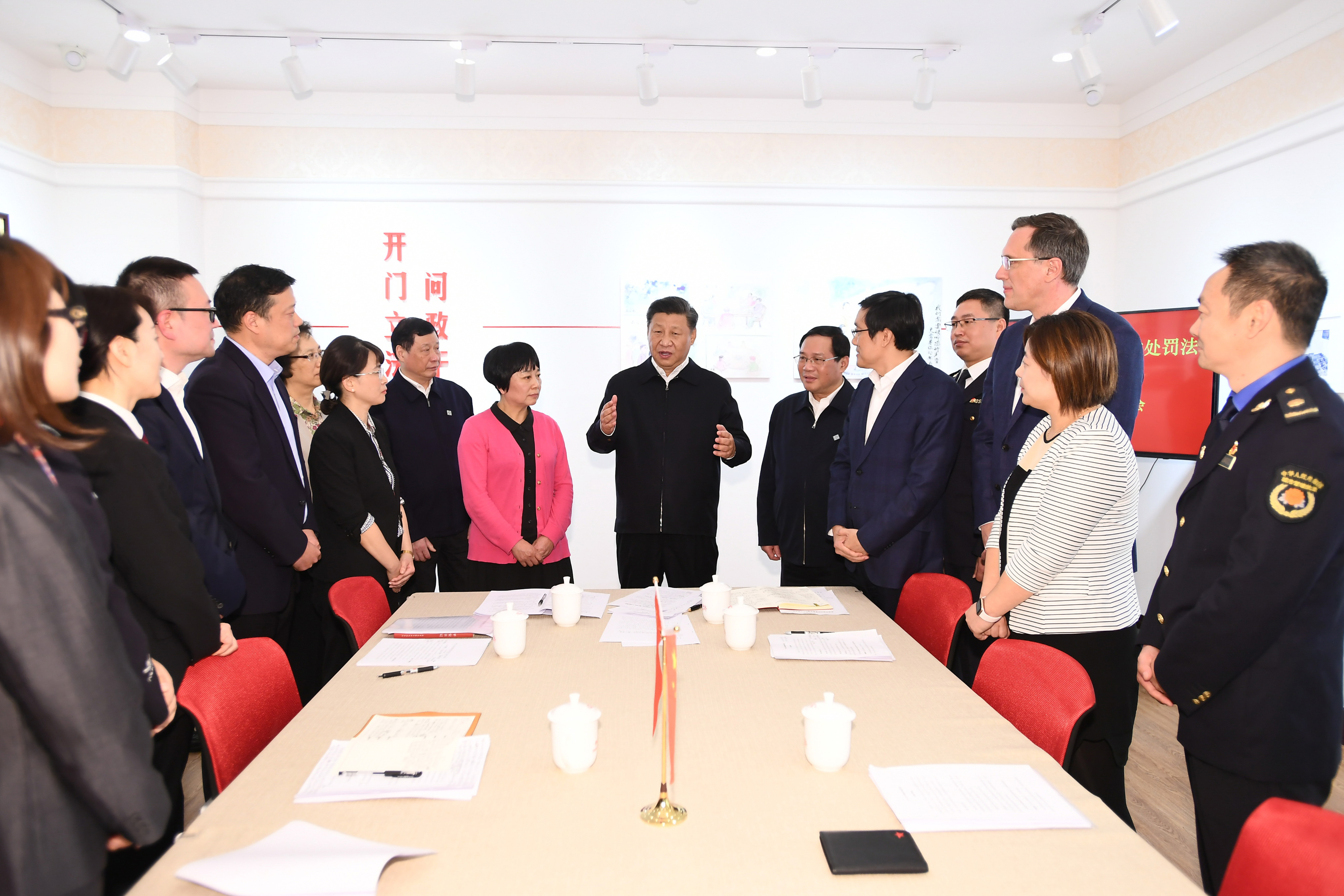 2019年11月2日，習(xí)近平總書記在上海長寧區(qū)虹橋街道古北市民中心，同正在參加立法意見征詢的社區(qū)居民代表親切交流。